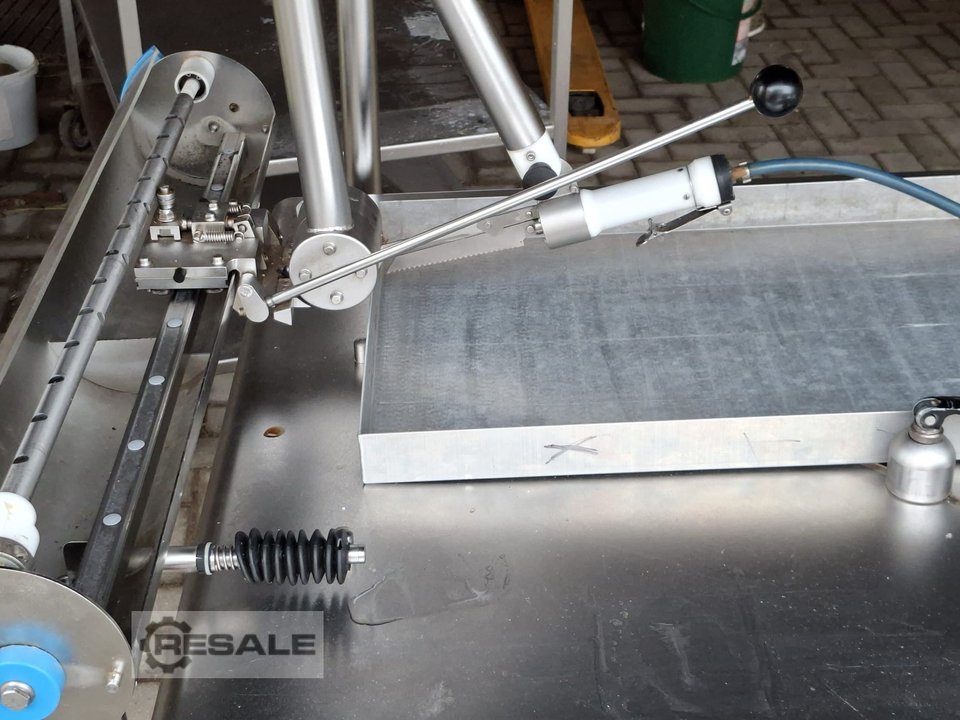 Bread and biscuit cutting machines