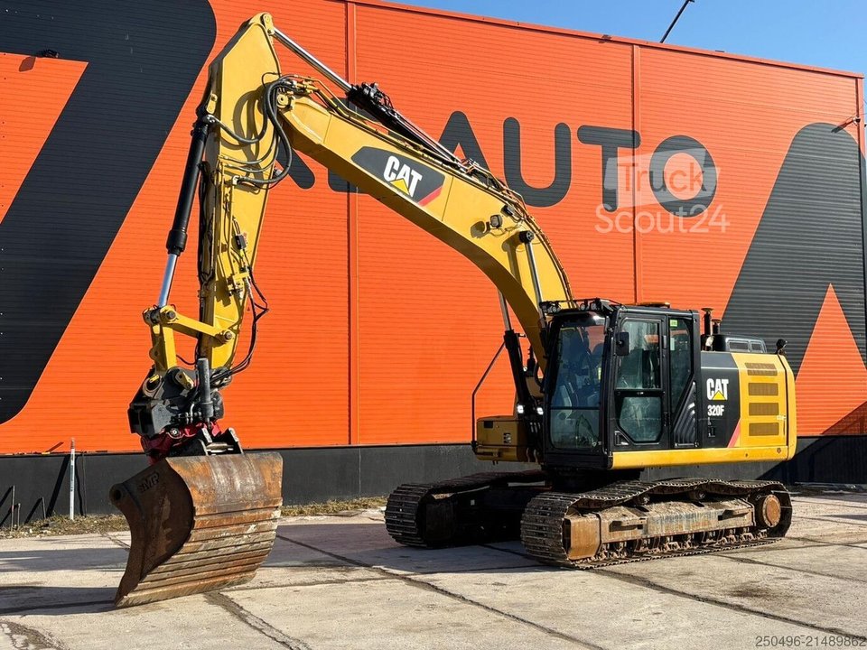 Raupenbagger Caterpillar 320 FL 2 BUCKETS / 3D / TILTROTATOR / AC / CENT... gebraucht
