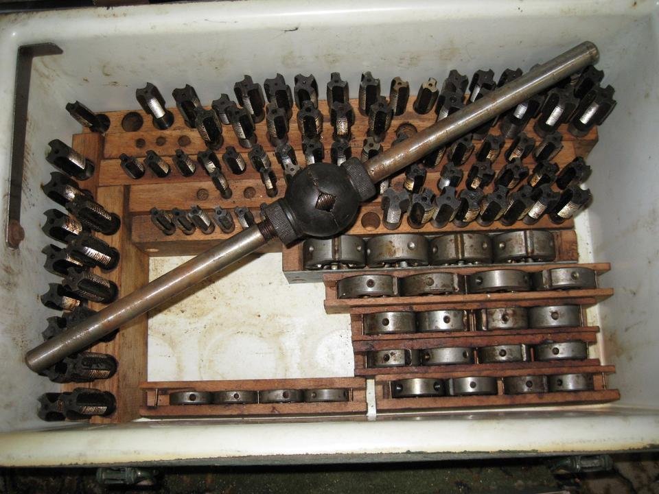 Gewindeschneider (Außengewinde und Gewindebohrer) Drehbank