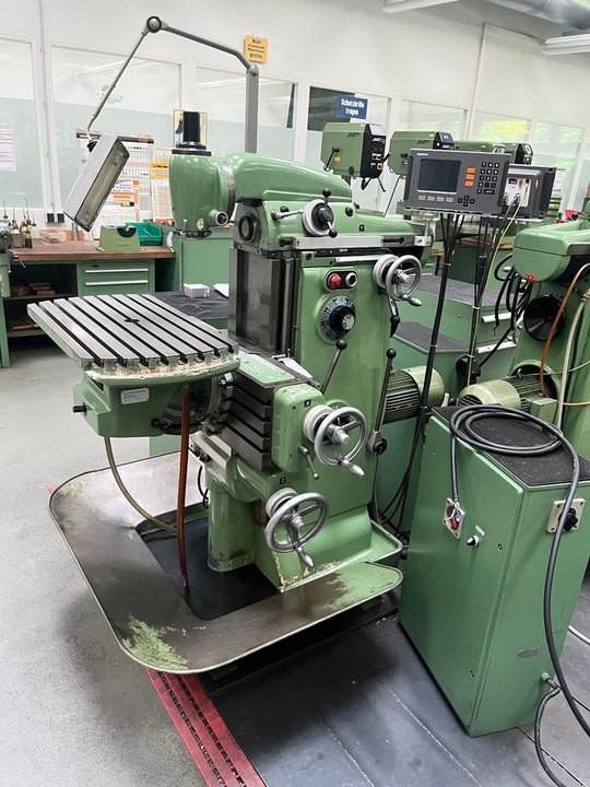 Universal- Fräsmaschine Deckel FP2 + Digi Schwenktisch aus Schule