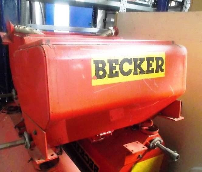 Becker 4x Becker Düngertank mit je zwei Ausläufen