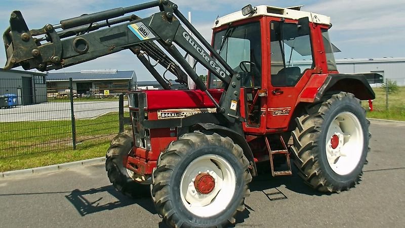 Case IH 844+Frontlader