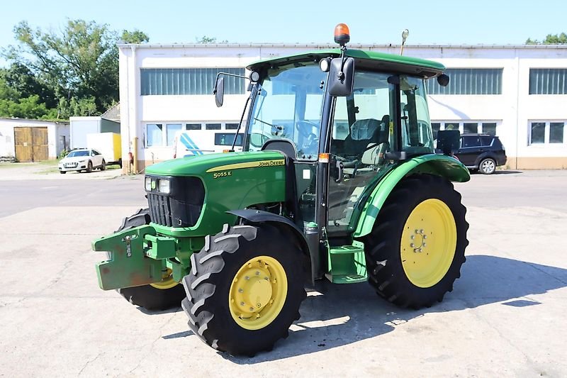 John Deere 5055E