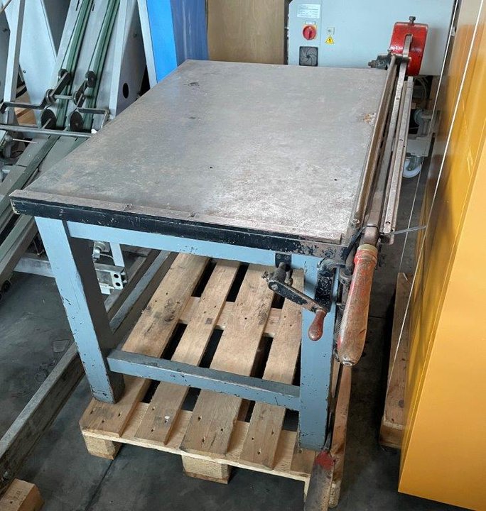 Jolting tables