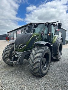 Valtra T 215 A in Olivegrünmetallic