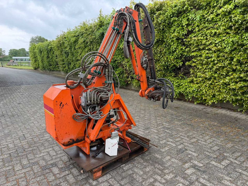 Cutting arm with electric operation