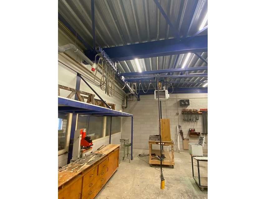 Overhead hall crane
