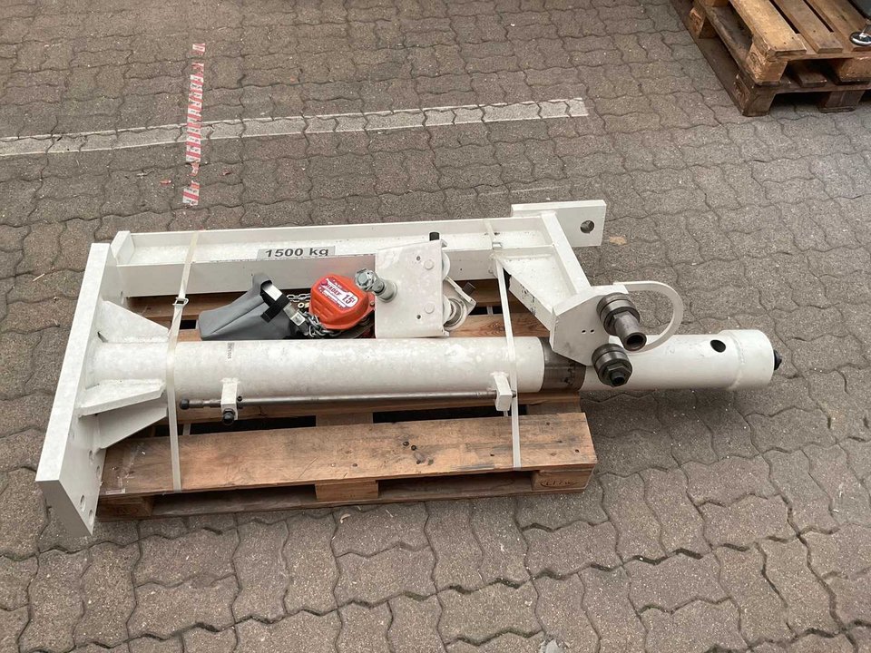 Pillar slewing crane