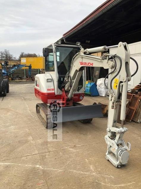 Mini excavators TAKEUCHI TB 230 mit Powertilt