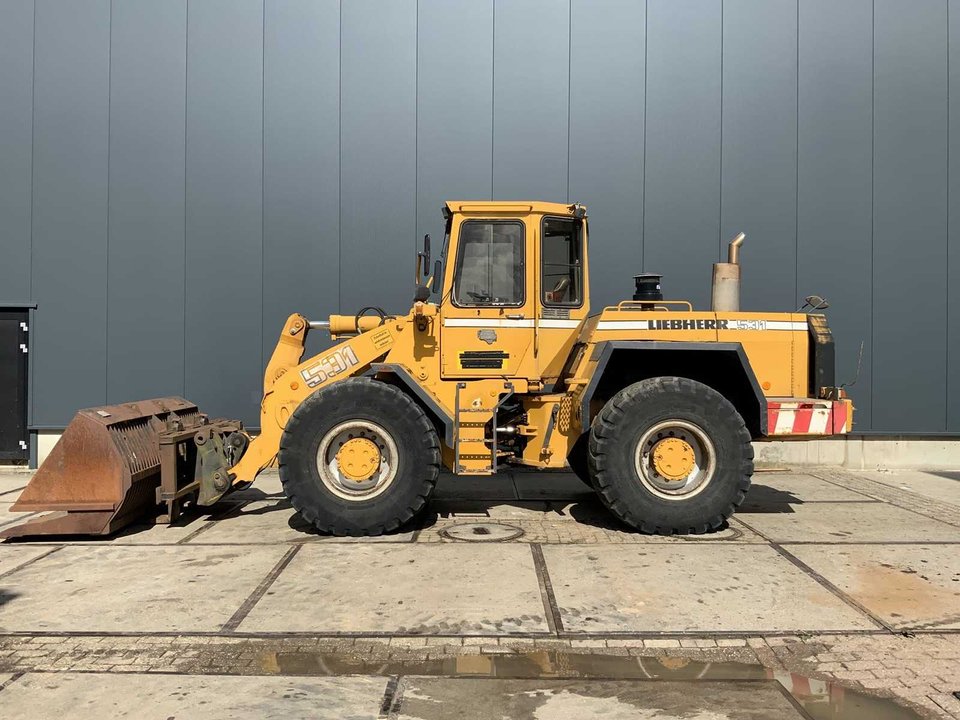 Liebherr - L531 with forks and bucket - Shovel
