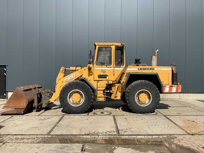 Liebherr - L531 with forks and bucket - Shovel