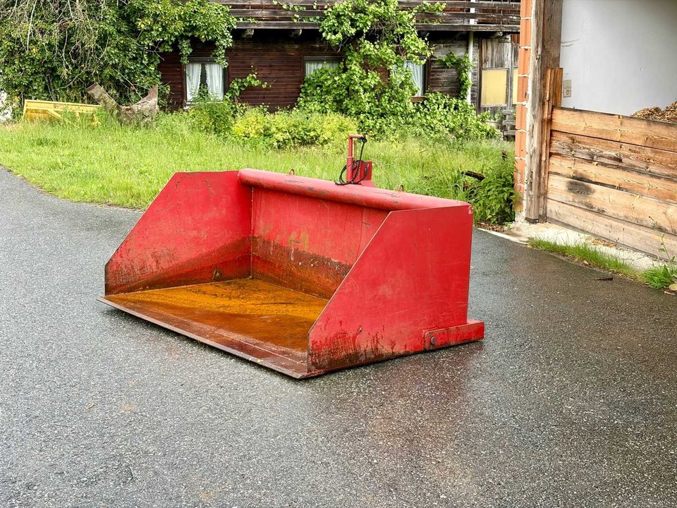 Transport bucket with mechanical tilting function Rear bucket