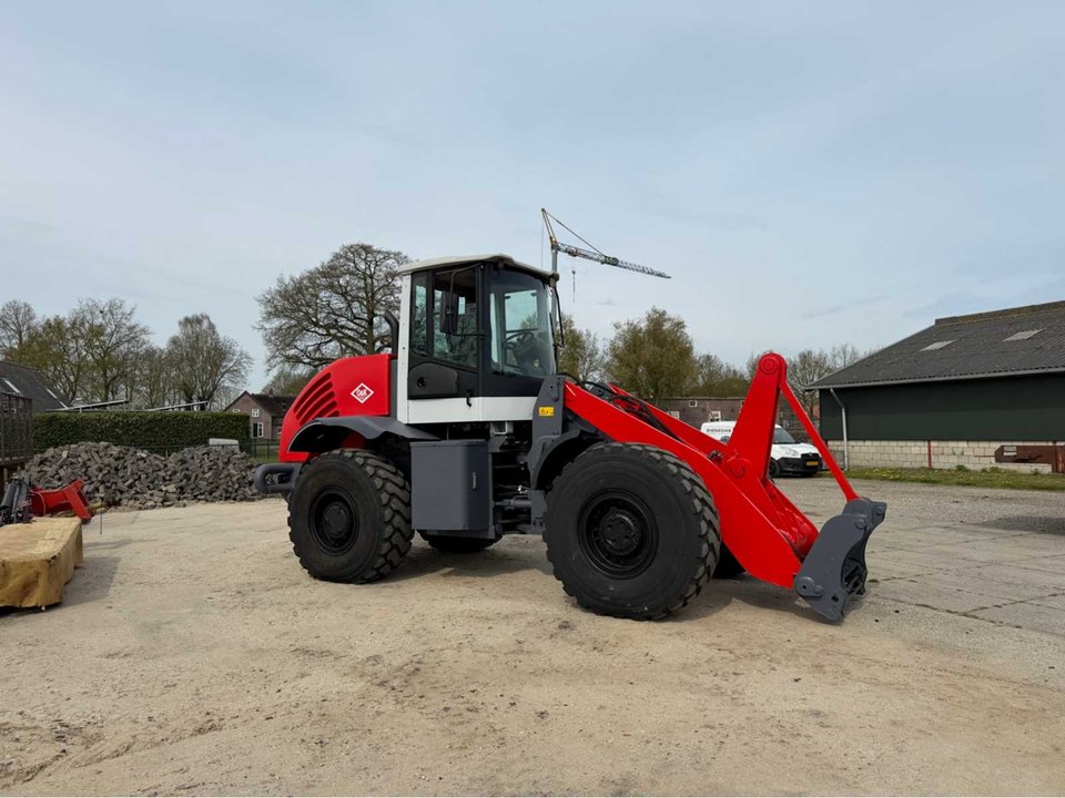 2004 O&K L25.5 Shovel