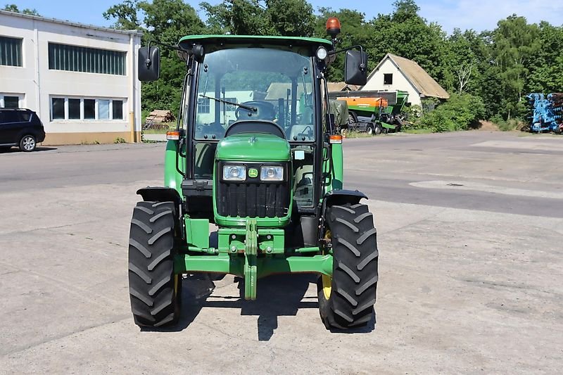 John Deere 5055E