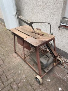 Alte Kreissäge mit robustem Holz- und Metallgestell