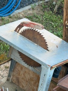 Alte Kreissäge mit robustem Metallgestell