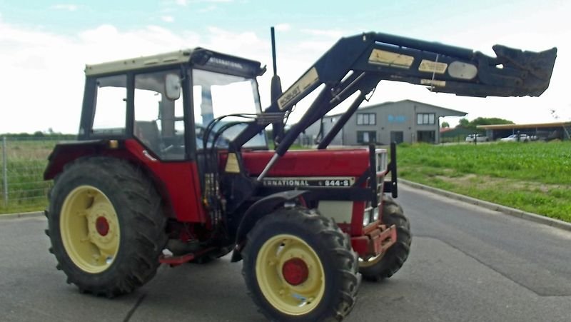 IHC 844+ Frontlader
