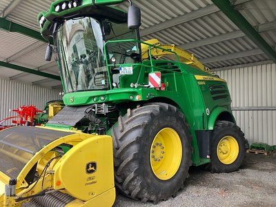 John Deere 8300i mit John Deere 639 PickUp
