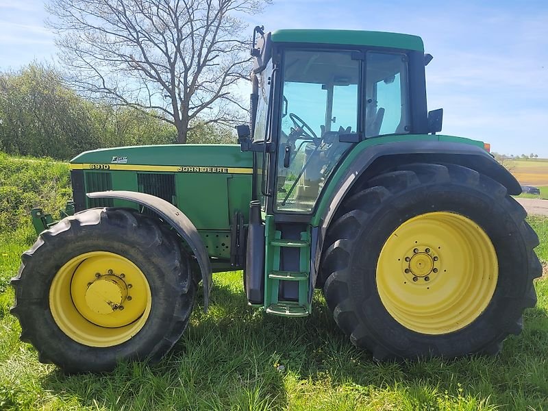 John Deere 6910