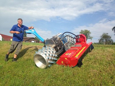 Humus SMH mit Hydraulikantrieb! Besonders geeignet zum Anbau an alle Kompakttraktoren und Spezialschlepper, Radlader, Mi