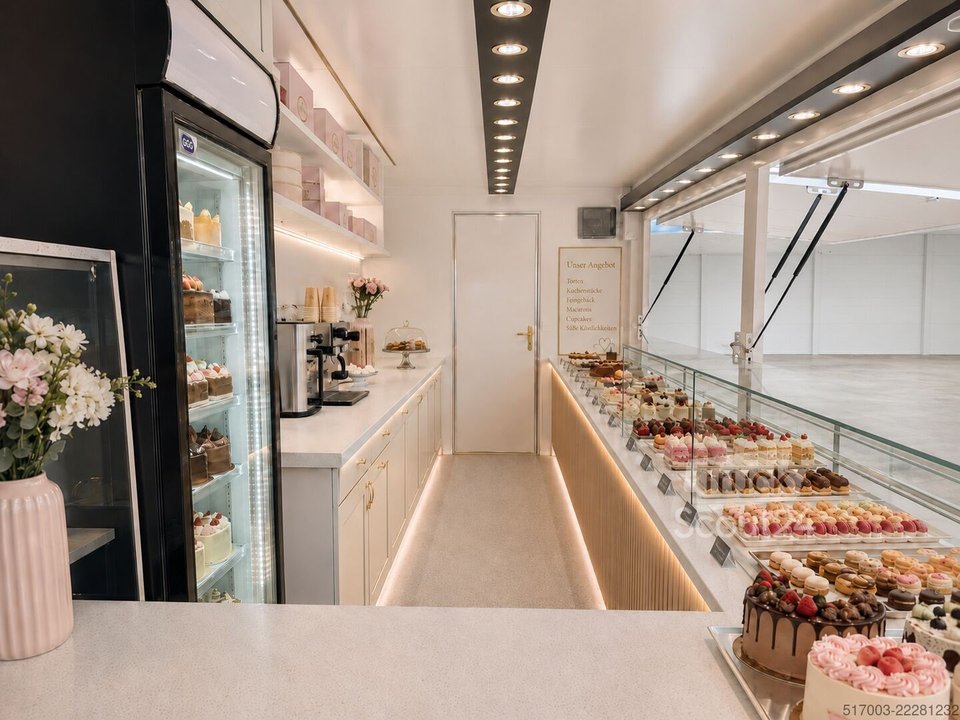 Verkaufsanhänger Torten und Kuchen Verkaufsanhänger. Individuell ausgebauter Verkaufsanhänger neu