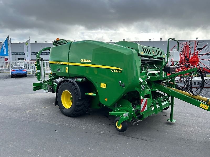 John Deere C441R mit Folienbindung