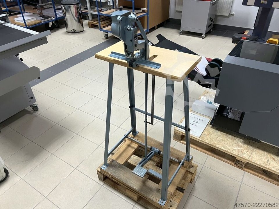 Hang Piccolo 101-20 Eyeleting machine