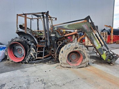 Claas Axos 340 mit Frontlader. Brandschaden "Standort nähe München"
