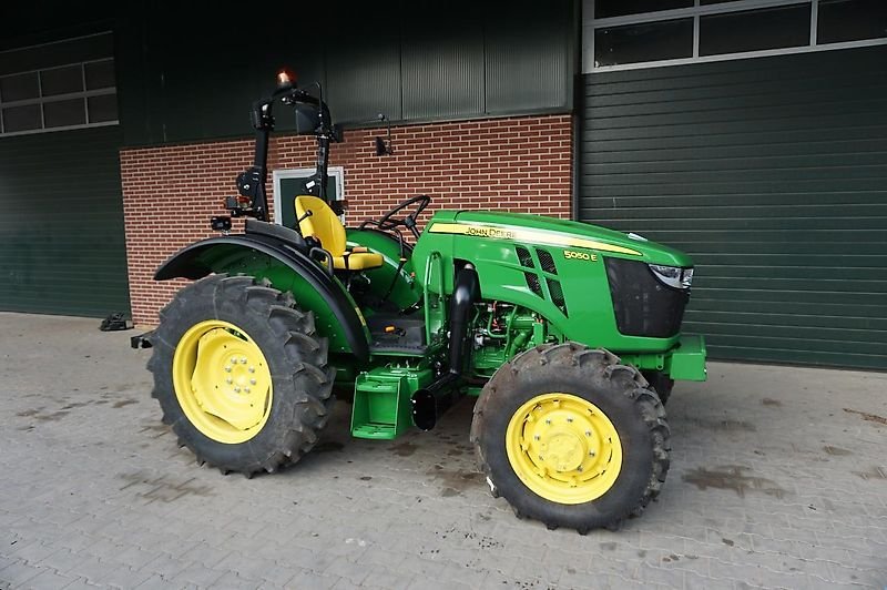John Deere 5050E 