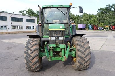 John Deere 6910