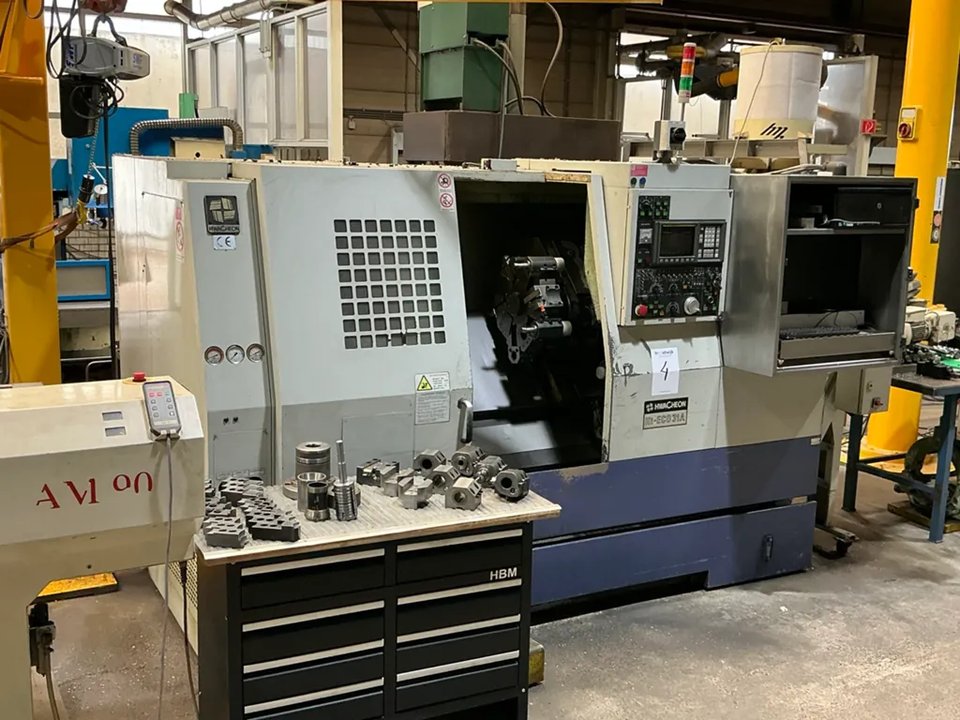 1996 HwaCheon Hi-ECO31A CNC-Drehbank mit Hatec Bar Feeder