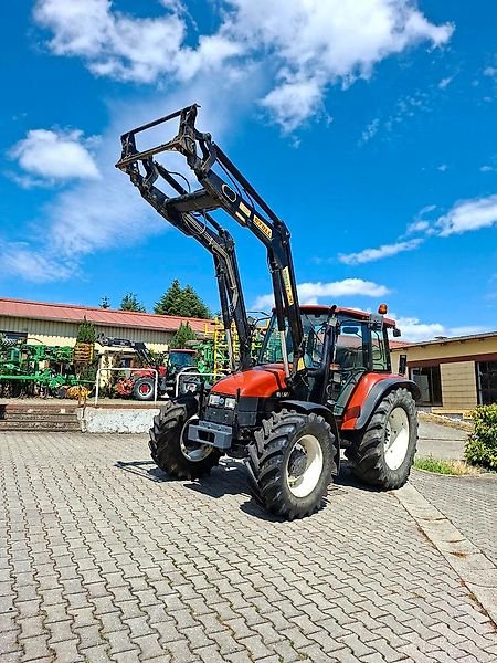 New Holland TL 100 Traktor mit Frontlader