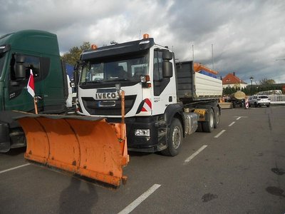 Iveco Magirus + Anhänger + Schiebenschild + Salzstreuer 
