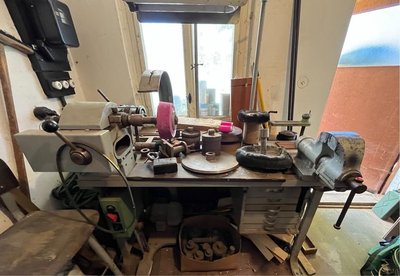 Machine grinding machine with steel casting bench