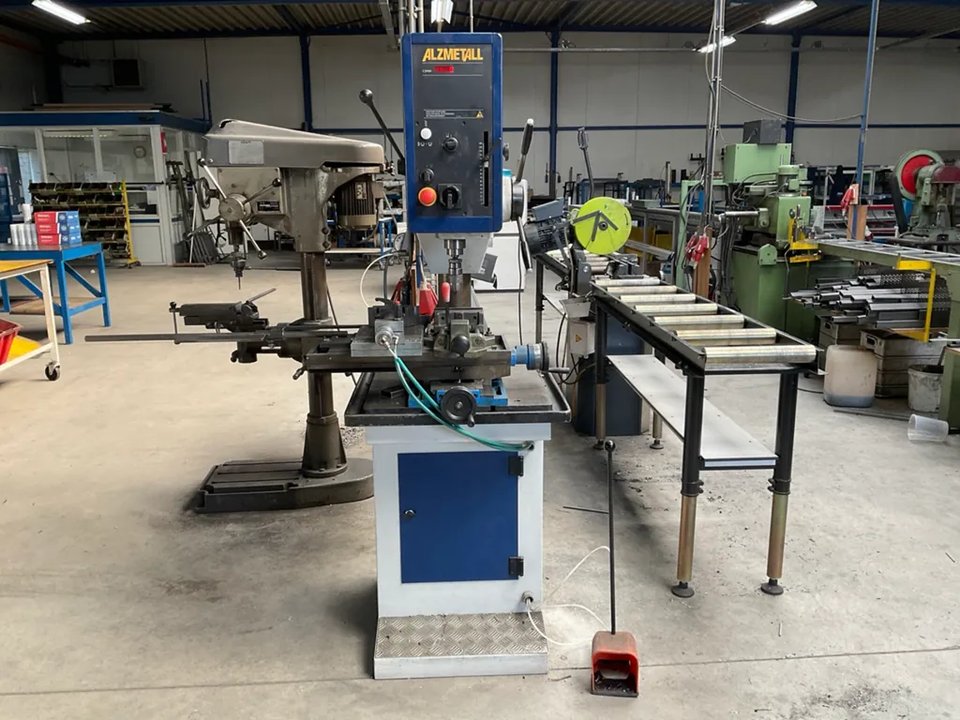 2004 Alzmetall AB26-P/SV Säulenbohrmaschine mit X-Y-Kreuztisch