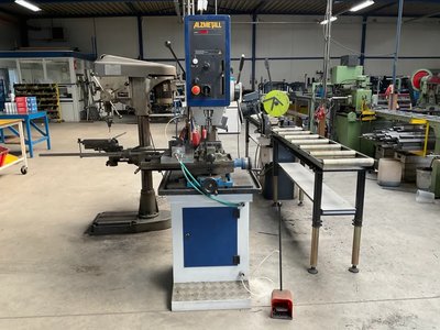 2004 Alzmetall AB26-P/SV Säulenbohrmaschine mit X-Y-Kreuztisch