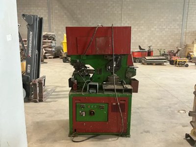 Mubea KBLH300 Schlag- und Schermaschine mit Ecke