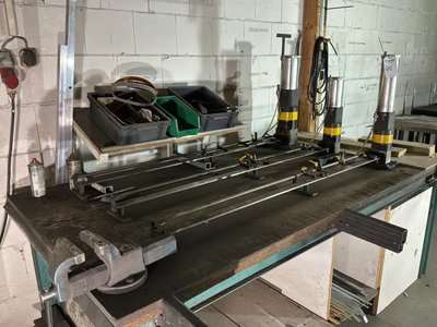Pneumatische Stanzmaschine (3x)