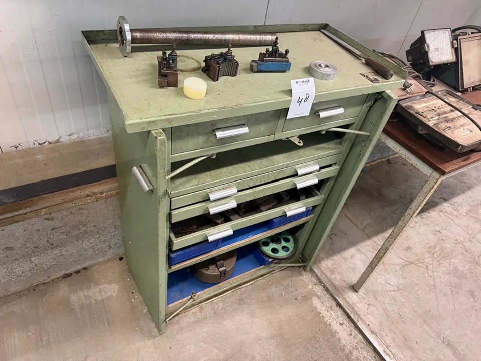 Dreherteile mit Schrank