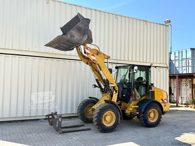 Radlader CATERPILLAR 908M / 2015 BJ / 7.656 H / Schaufel + Gabel gebraucht