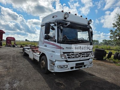 Wechselfahrgestell LKW MERCEDES-BENZ 1524 BDF mit Klima, Ladebordwand, 2 x Bett gebraucht