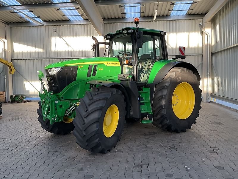 John Deere 6M 200