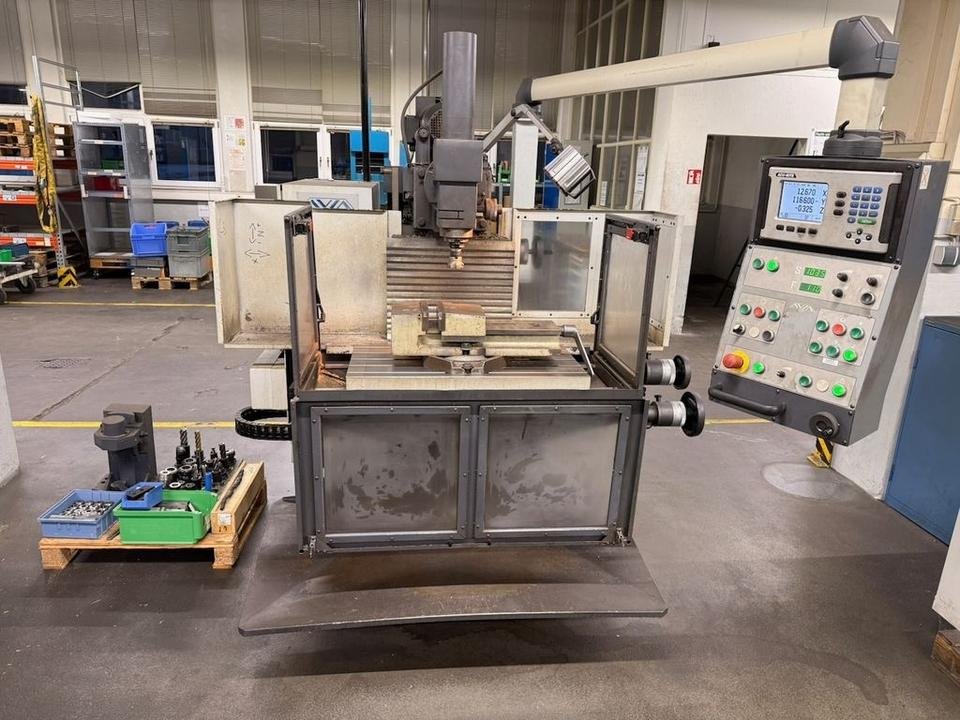 AVIA FNE 40 P Universal-Werkzeugfräsmaschine SK40 4.000 U/min