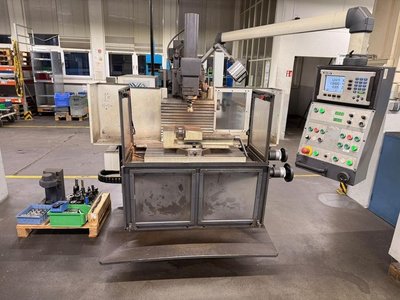 AVIA FNE 40 P Universal-Werkzeugfräsmaschine SK40 4.000 U/min