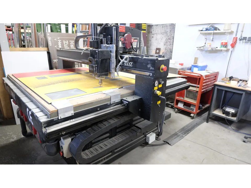 AXYZ 3D-CNC-Fräs- und Gravurmaschine