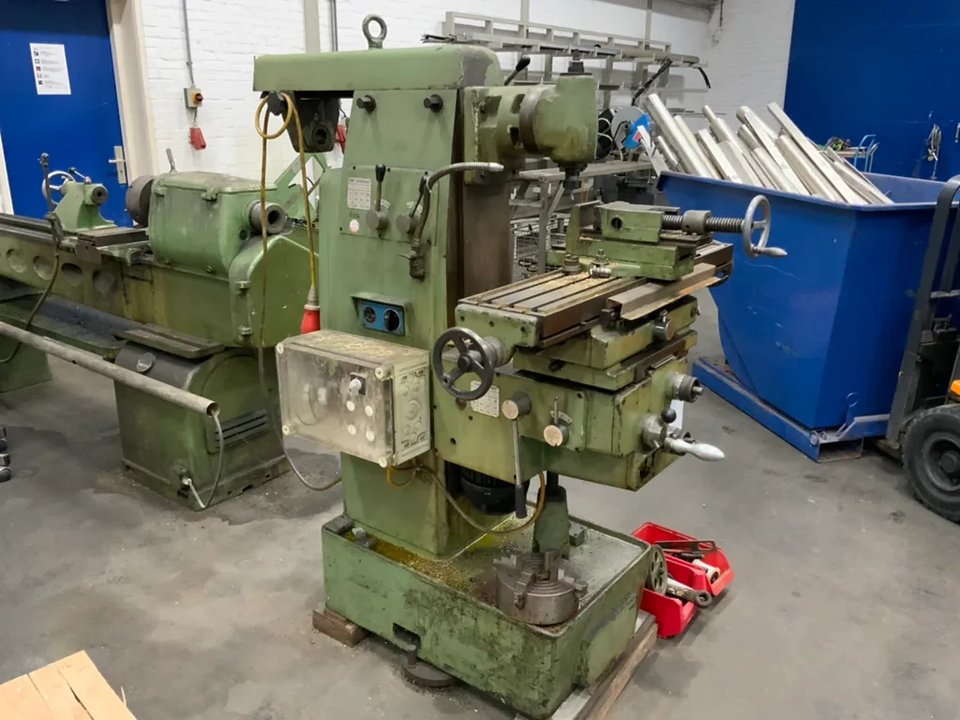 Universalfräsmaschine