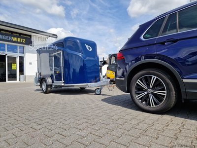 Cheval Liberté Debon Anhänger Polycargo 1300 blau Seitentür Pullman 100km/H direkt online verfügbar neu