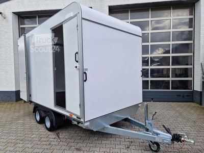 trailershop schöner Kofferanhänger niedrige Ladefläche Seitentür 2700kg 360x200x210cm Neuverkauf Ausstellungsmaschine