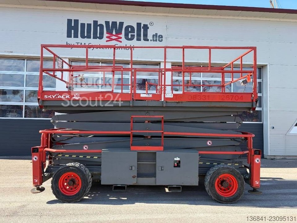 SkyJack SJ9250 - 17,24m Diesel 4x4 Scherenarbeitsbühne gebraucht